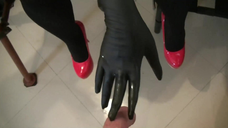 SassyTiff: Tanrıça Andreea transparan kedi kıyafetiyle tuvaletine heyecan veriyor
