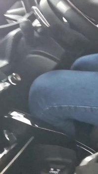 Handjob in de auto van de app-bestuurder liet sperma in haar mond komen!