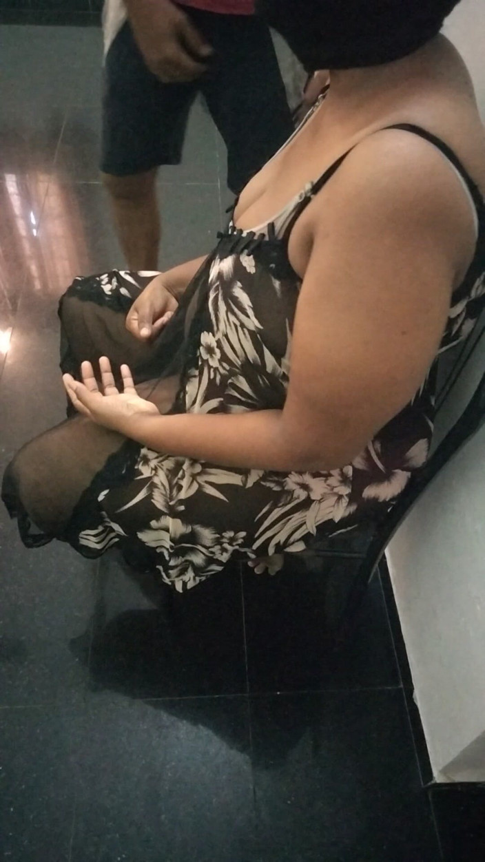 Tamil lesbian: Nouă mătușă dolofană vorbește ocazional