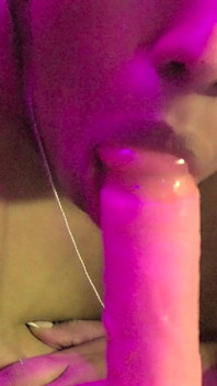 Saraboom – Dívka z OnlyFans s největším a nejšťavnatějším zadkem, jaký kdy uvidíte, se rozpaluje v jacuzzi před svým gangbangem