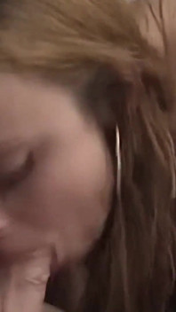 Une rousse suce une bite et reçoit une énorme éjaculation faciale