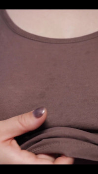 Jag rör mina stora naturliga bröst genom min t-shirt