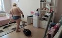 Sweet July: カメラは義理の母の裸の掃除を撮影しました