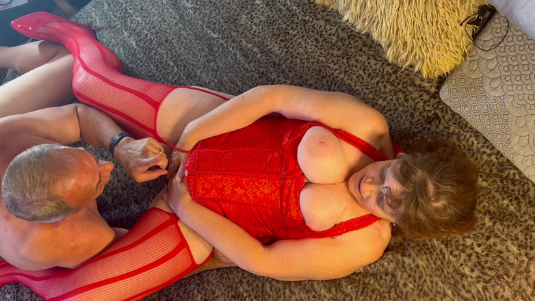 Carmen Angel: Oma in het rood: dildo neukpartij slet