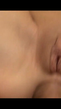 Een magere milf zuigt aan een grote pik en wordt geneukt
