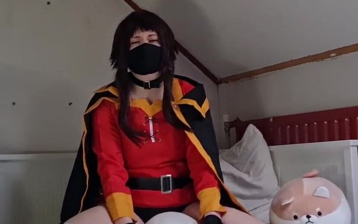kyu_misa: Megumin strebt einen quickie an, während sie ein kissen vögelt