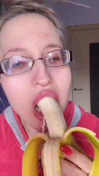 Asmr comendo batom rosa banana - fetiche labial, fetiche por alimentos, óculos de batom