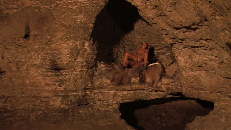 Hot Girlz: Parejas viajentes follan en la cueva porque están cachondos