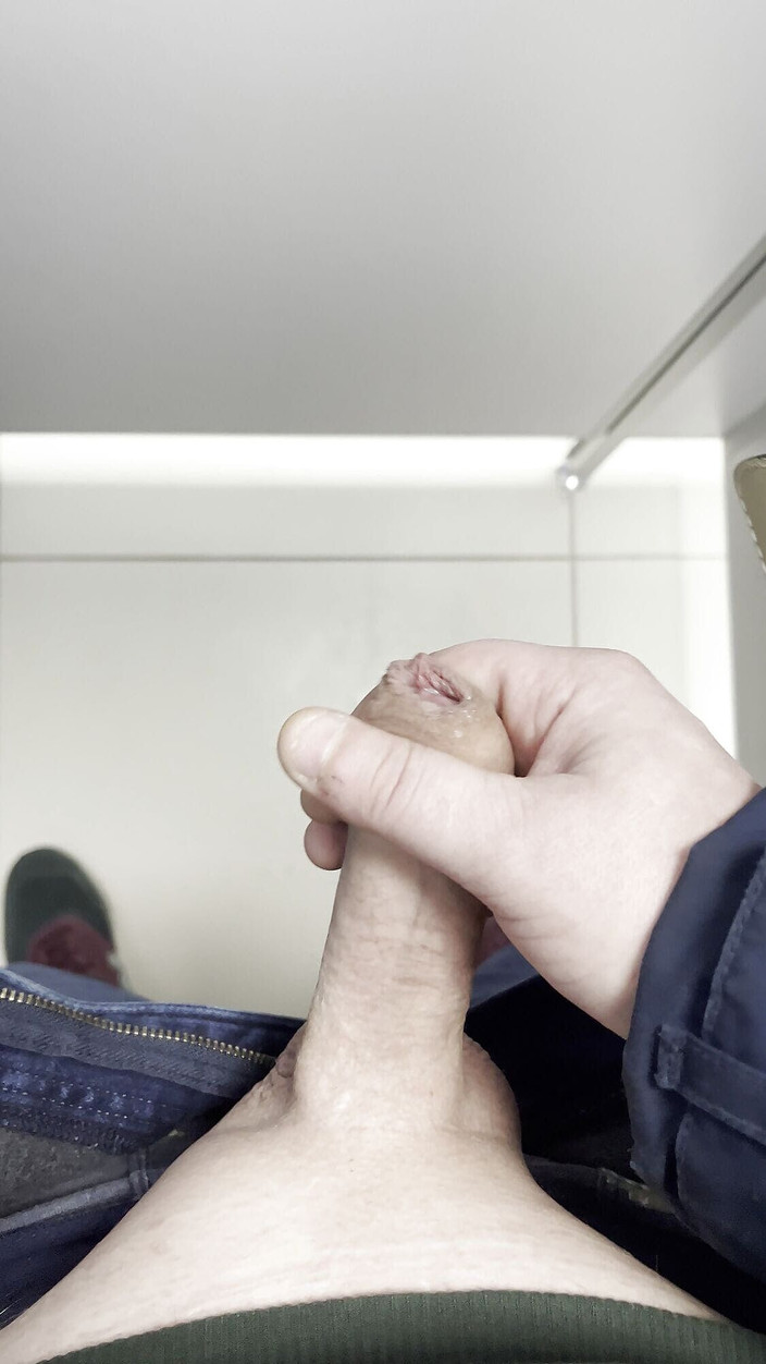 Young cum: 在一个地方自慰并射精