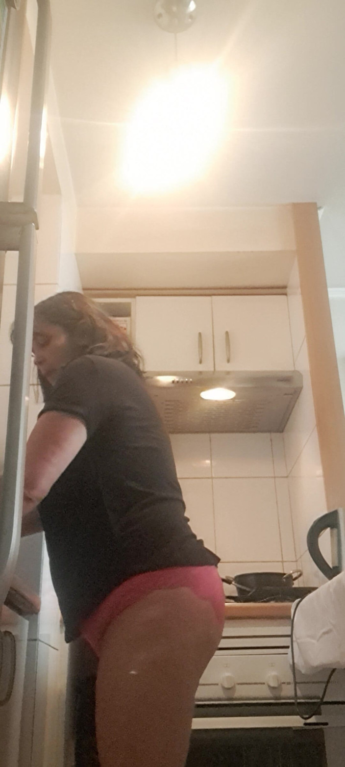 Mommy big hairy pussy: Orta yaşlı seksi kadın, mutfağı temizliyor