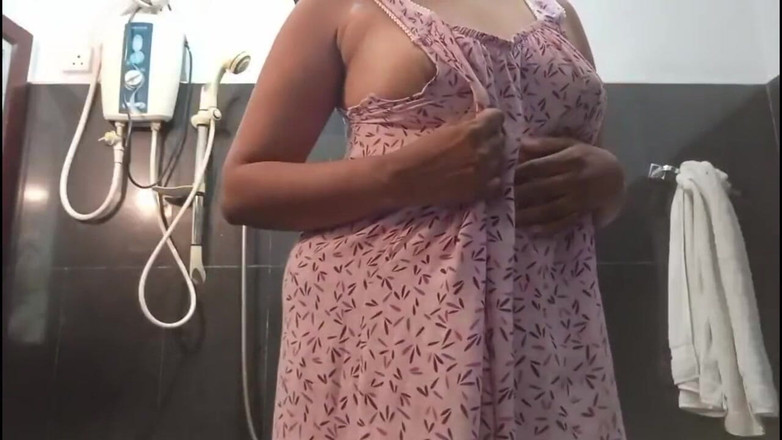 Miya White: Desi Anne naakt onder de douche