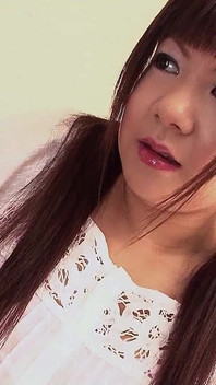 Remaja Asia Amaenbo memberikan abang tiri blowjob panas