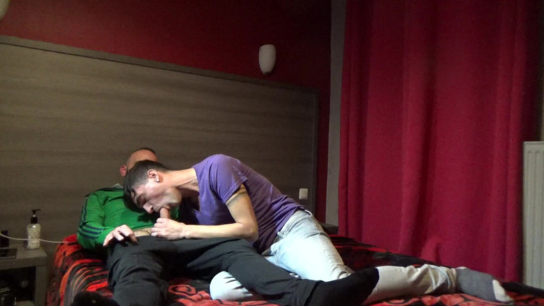 Gaybareback: Webcam avec sexe sans capote dans une chambre d'hôtel