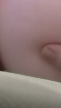 POV prstění - blondýnka v modrých síťovaných punčochách si hraje se svou kundičkou