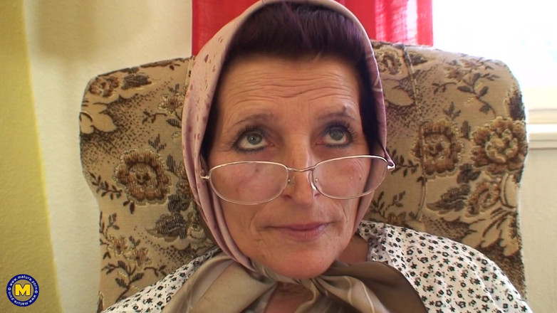 Mature NL: Babcia zostaje zerżnięta przez młodego sąsiada