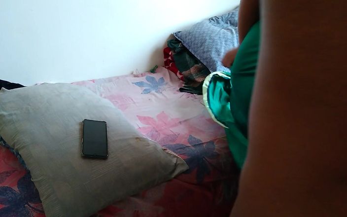 Aria Mia: Телугу тетушка в зеленой сари с огромными сиськами на кровати и трахает соседа во время просмотра порно на мобилке - огромный камшот