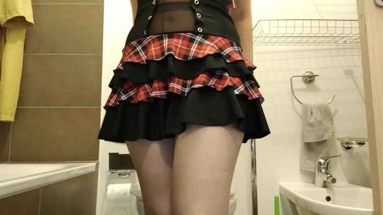 RavenBigAss: Two different way pee in the toilet: teacher and student