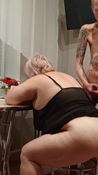 Efter att ha ryckt av, kommer jag på min styvmors stora röv