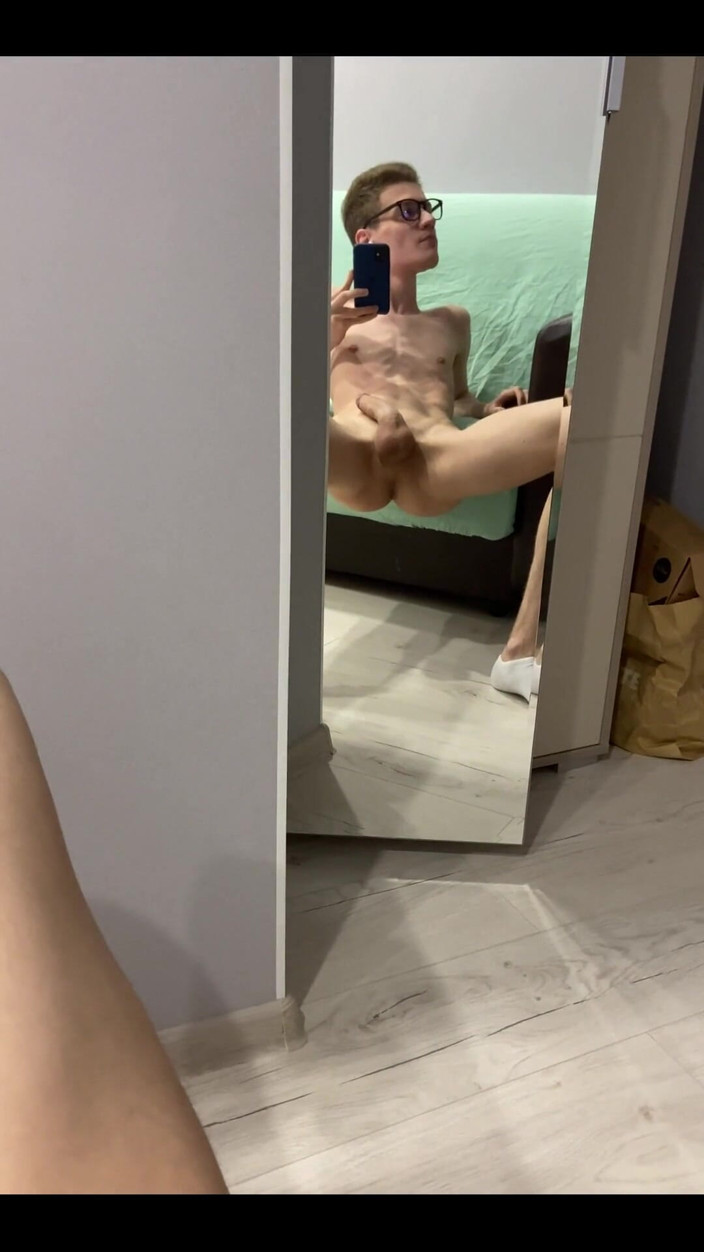 Tommy10boy: Aynanın önünde mastürbasyon yapıyor