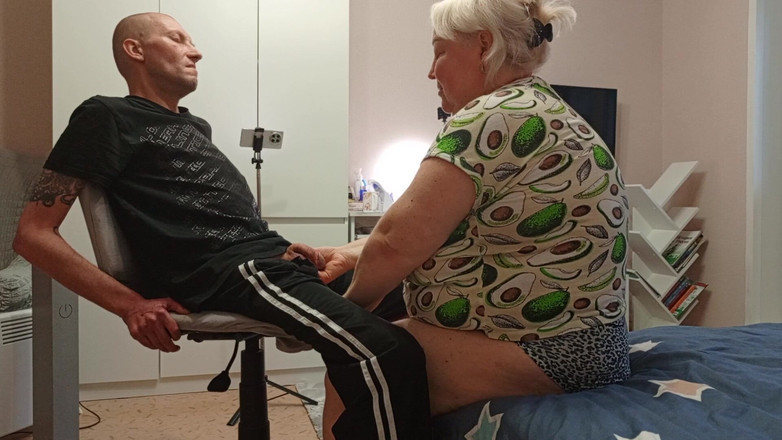 Zona901: 一个邻居给我深喉口交，所以我在她嘴里射精