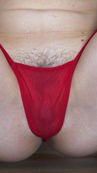 Anprobieren, sexy höschen und hocken, um zu sehen, dass große muschi ausbeult