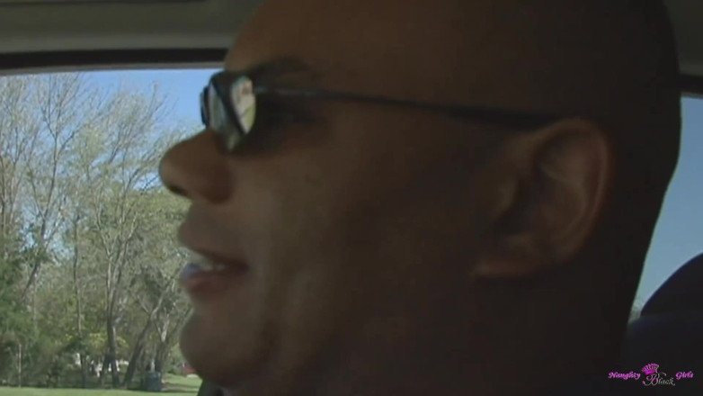 Naughty Black Girls: Această blondă frumoasă cu țâțe mari știe să ia o pulă neagră în...