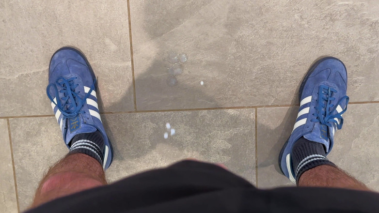 NakedFoxx: Teman saya menonton saya melancap dan pancutan mani di pasar...