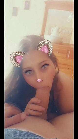 Holycandy: 19 yaşındaki kız yarak emiyor