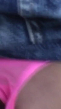 Des MILF exhibitionnistes font plaisir à un homme en suçant sa bite à l'extérieur