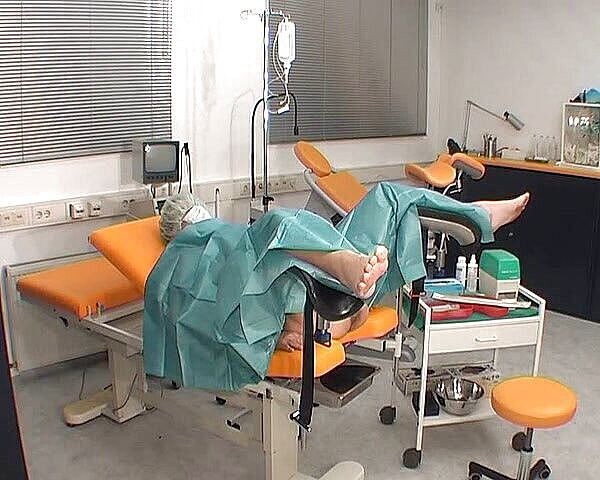 Rubber & Clinic Studio - 1ATOYS: Infirmière en tenue de chirurgie verte