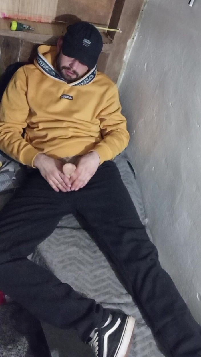 jerkofflover: Masturbarea în cabină în pat