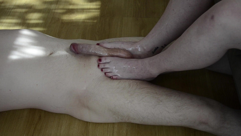 Bambi_beauty1: Le footjob huileux d’Oskar