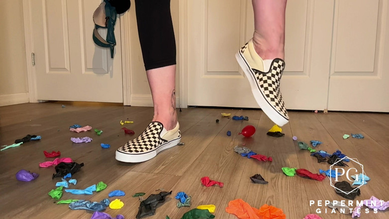 Peppermint Giantess: Wird es knallen!? Riesige Füße gegen Ballons barfuß, Sandalen, Vans...
