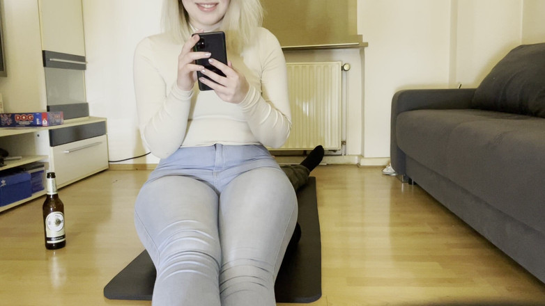 Lizzy Crush: 30 Minuten Facesitting in Enger Bluejeans