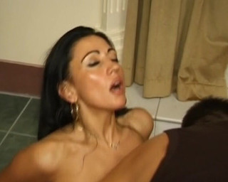 Deutsche Camgirls: Harika vücutlu koyu saçlı Alman piliç aynı anda iki sert...