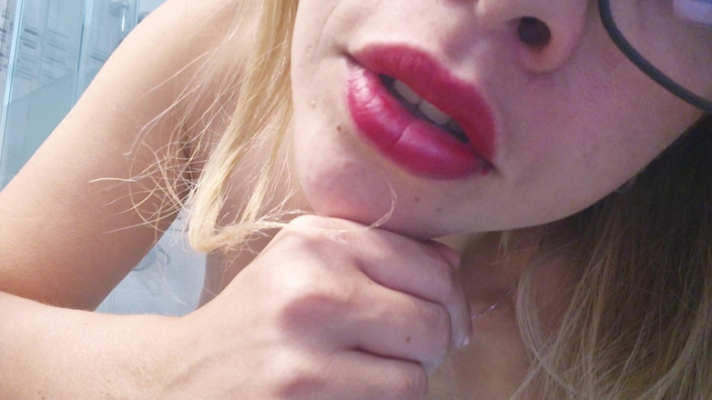 Mah Santos: Banyoda yaramaz sarışın