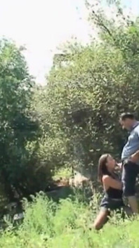 Šuká mladou děvku v zemi a pak také doma