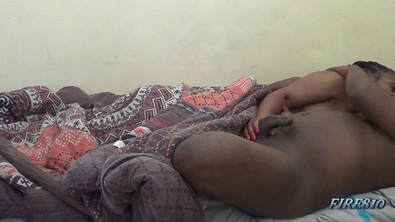 Fire810: Une Bite Joue Et Caresse En S’embrassant Profondément, Puis Suce...