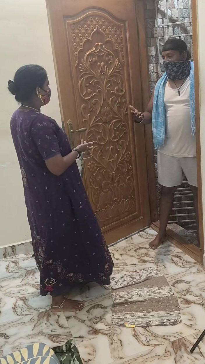 Thesana: L’homme à lait, la femme de ménage et le propriétaire