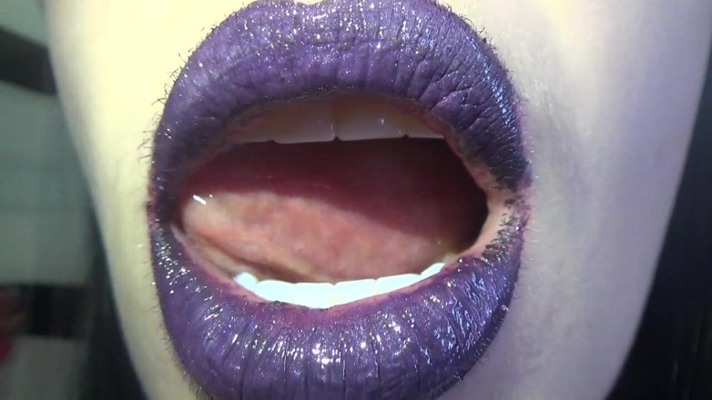 Goddess Misha Goldy: Paarse glanzende lippen! Zoenen en fetisjen met eend in het...