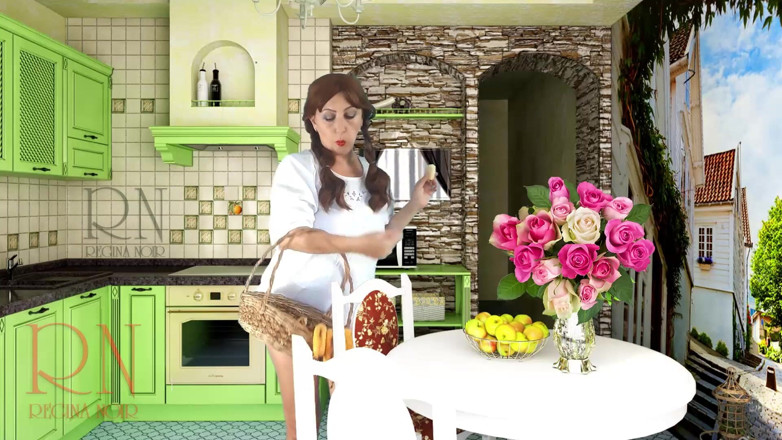 Regina Noir: La cameriera allegra senza mutandine mangia un sacco di banane...