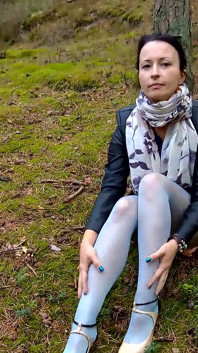 Pissing in the woods in crochless pantyhose