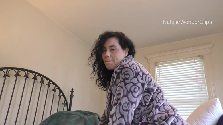Natalie Wonder: Edepsiz üvey anne iki sert küçük çişini de oynuyor