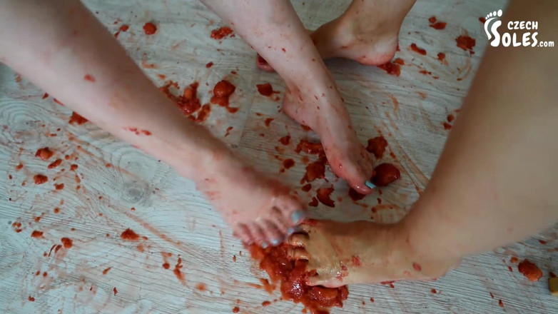Czech Soles - foot fetish content: Duas meninas sexy esmagando morangos sob suas solas
