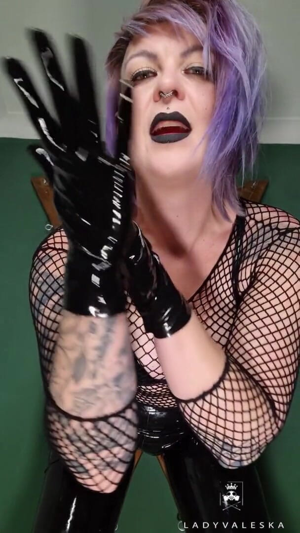 Lady Valeska: Deixando você assistir enquanto eu brilho meu látex