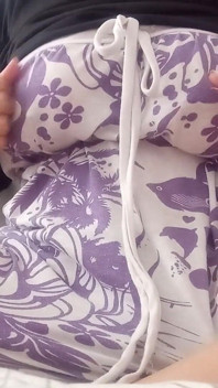 Biustna dziwka masturbuje się, podczas gdy jej sutki puchną i ma wiele orgazmów.