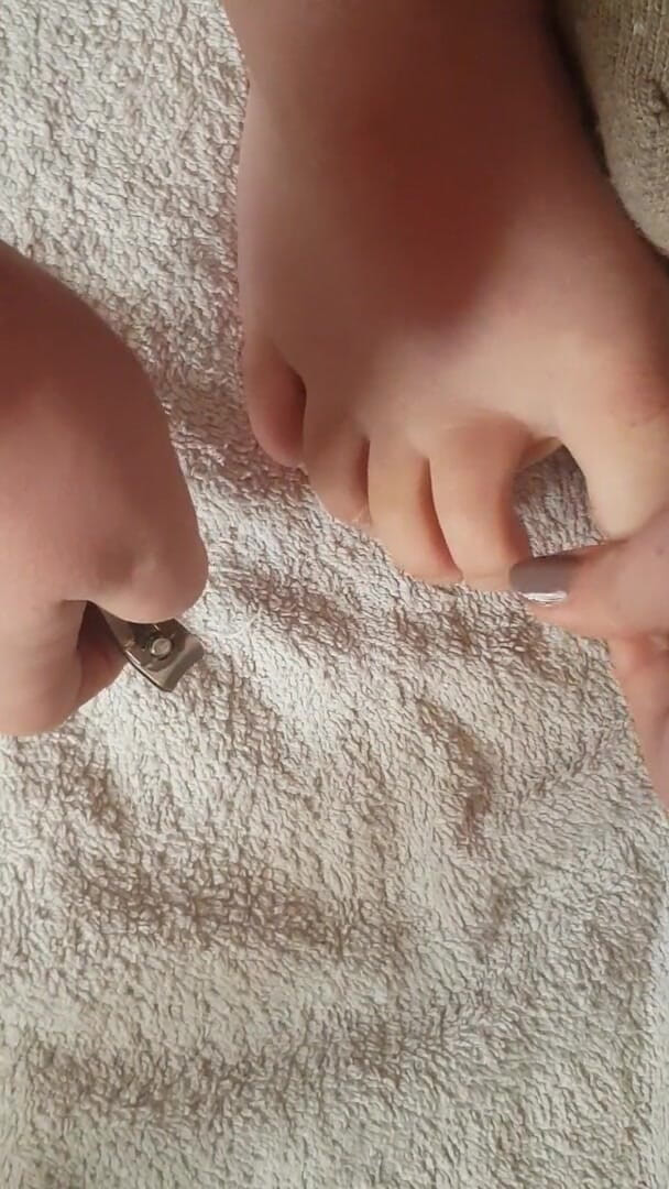 Faith's Feet Fetish: Memotong kuku jari kaki saya - Fetish Kaki Agama