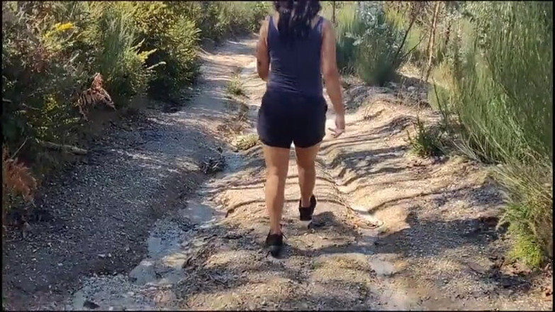 Miss Squirting: chodzenie nago po lesie