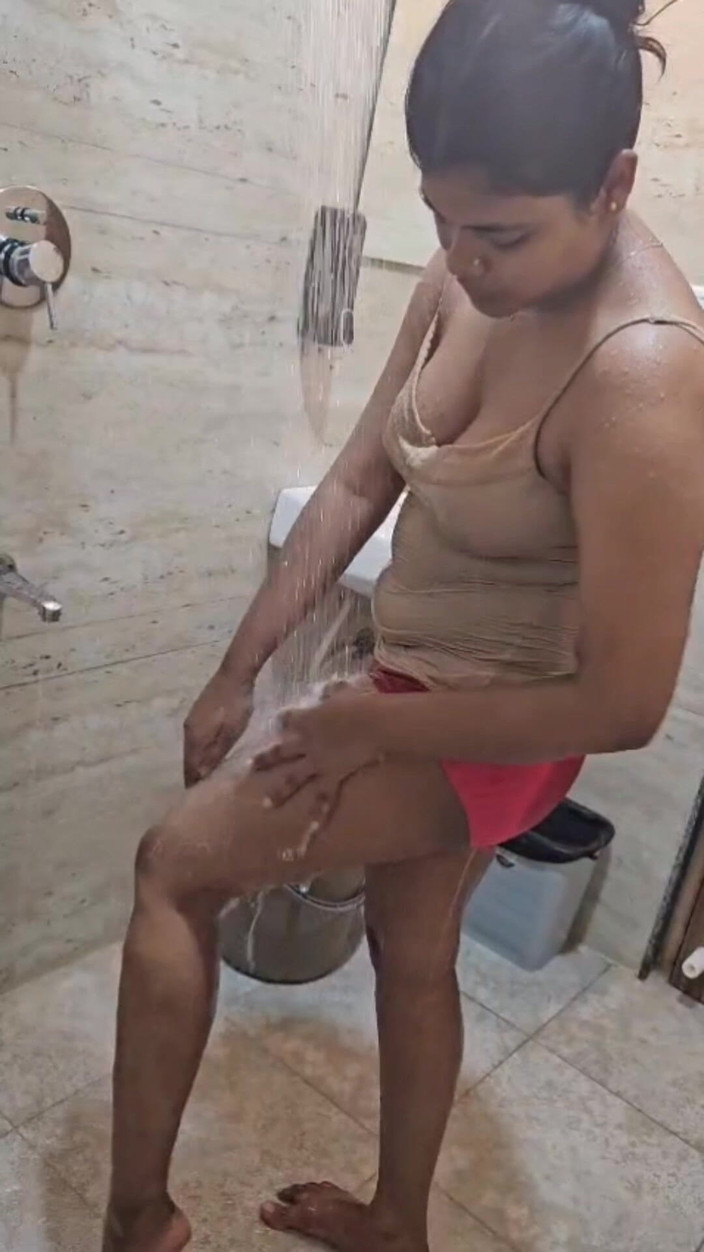 Wifeyworld2025: Lagi asik cooling bareng di kamar mandi