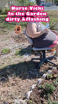 Asistenta Vicki Transpiră În Grădină